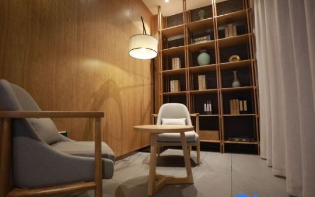 Xinyang Nanwan Lake Camellia Hotel