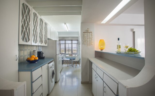 Mackenzie Leo Seafront Suite