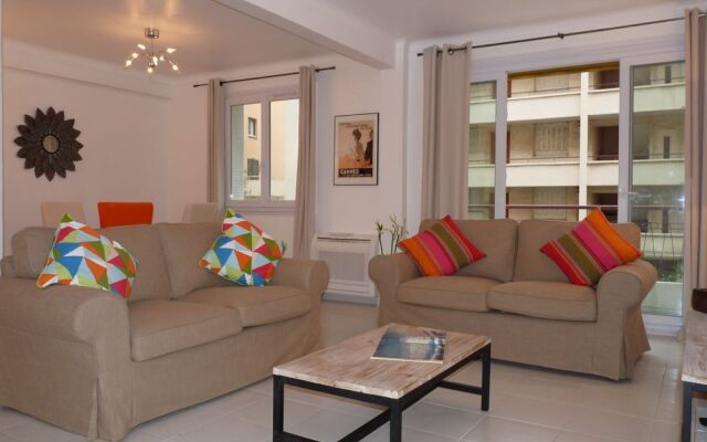 Apartment 82