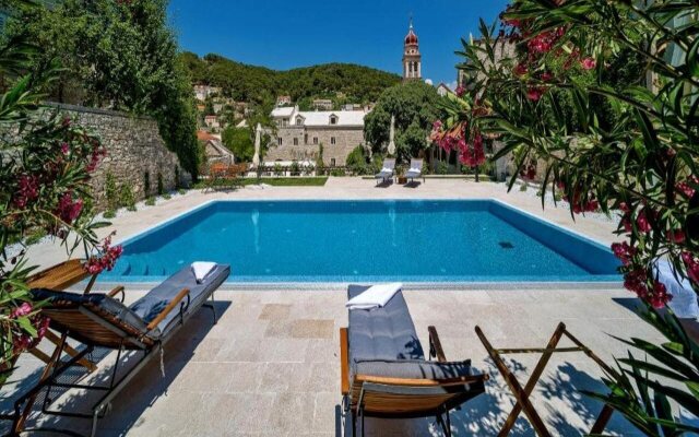 Puteus Palace Brac
