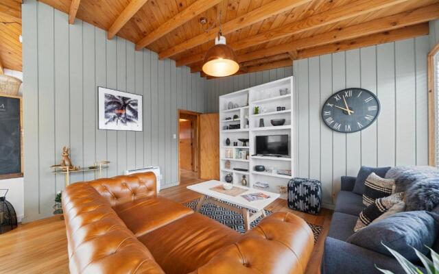 The Walnut Tree House - Martinborough Holiday Home
