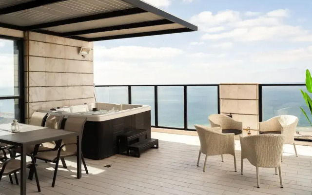 Luxury Penthouse on High Floor with Hot Tub