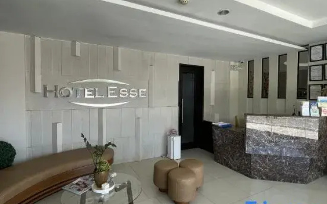 RedDoorz Plus @ Hotel Esse