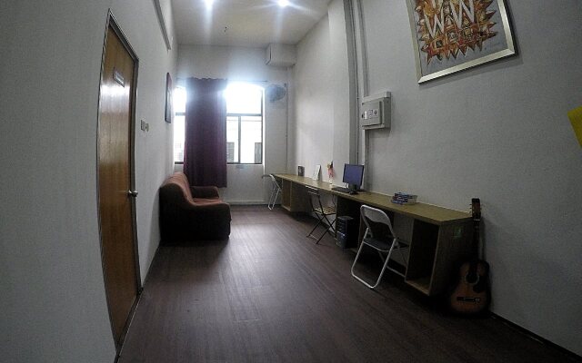 SPOT ON 90236 Zigzag Travellers Home - Hostel