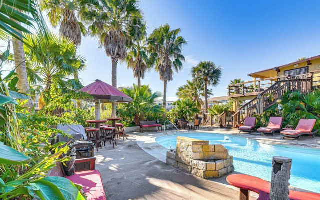 Private Pool, Deck & Patio: Galveston Oasis!