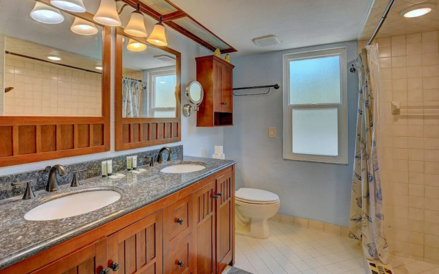 Spacious 4 3 Retreat- Heated Pool-playroom