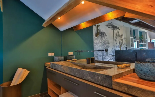 Remarkable 2-bed Apartment in Grand Case