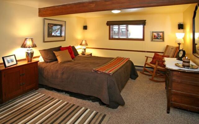 Hillside Hideaway by Stewart Mountain Lodging