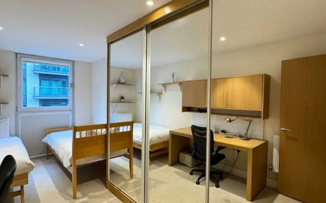 Contemporary 2BD Flat W/balcony Canary Wharf!