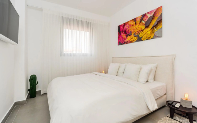 Walk to Beaches from an Arty New-Build Apartment