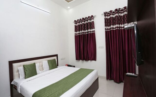 OYO 14971 C D Guest House