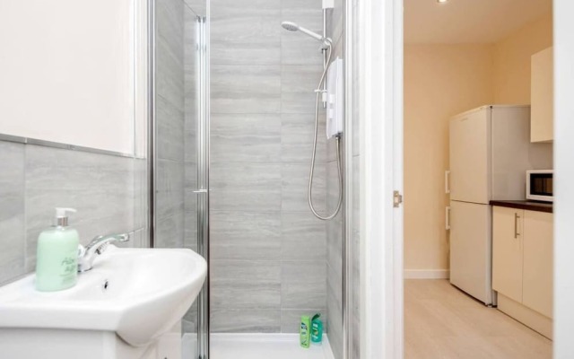 Homely Spaces Apt A, Large Studio W/king, 2guests