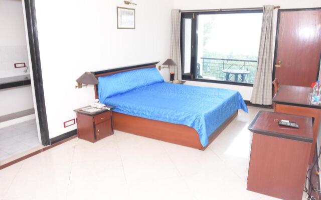 8fold-Pinecrest By LaRiSa, Bhimtal