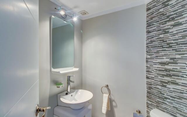 Moderno apartamento frente al mar y piscina - Azure Towers