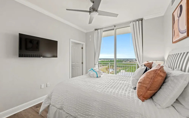 Luxury Beachfront Condo w/ 2 Balconies! Sleeps 8! Walk to Pier Park!