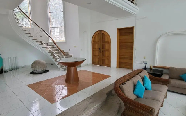 Heated Pool & Chef with Full Staff Included - 30 guest