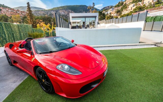 Luxurious Villa. Overflowing Pool 100 Meters From the Beach