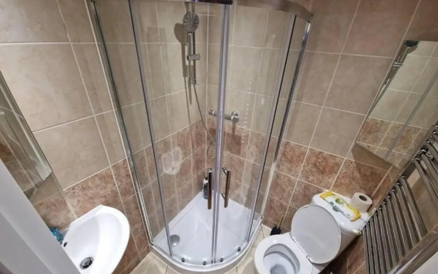 Spacious 6-bed house - 12 mins Gatwick