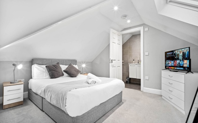 Grand 5 Bedrooms and 3 Bath Birmingham Home