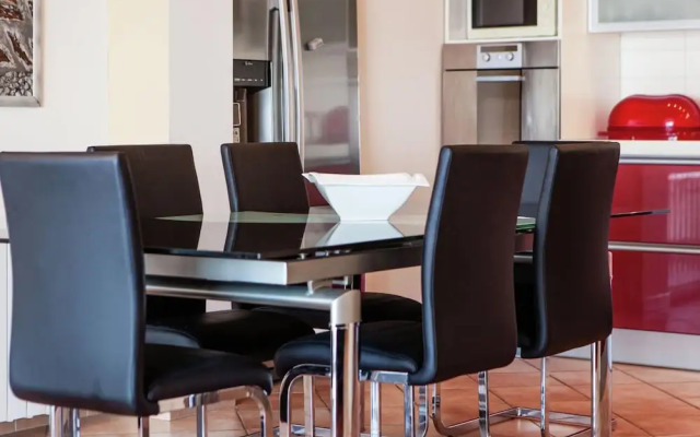 Modern Apartment in Podstrana with Hot Tub