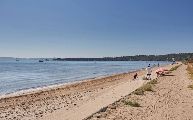 Apartment in Giens With Pool & Beaches Nearby