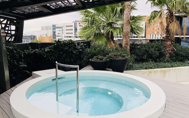 Level 8 Marvelous Apartment with pool access