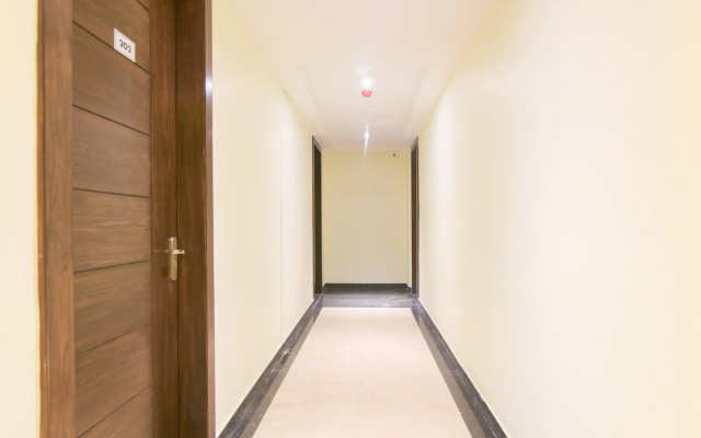 Super OYO 77736 Hotel Starlight