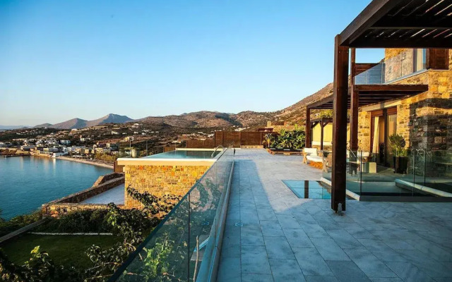 Beach Access 5 Bedroom Villa
