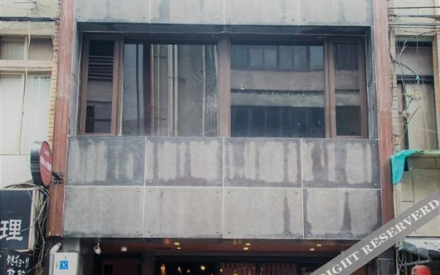 Oxygen Hotel M12