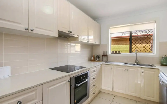 Contemporary 2 Bedroom Beachfront Apartment