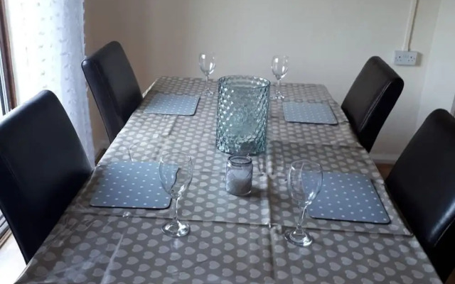 Heol Booker 4 Bedroom House by Cardiff Holiday Homes