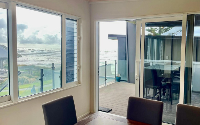 The White Haus - Waihi Beach Upstairs Holiday Unit