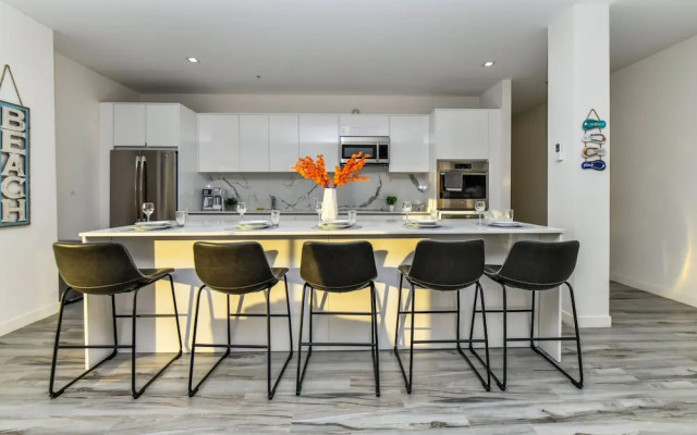 Luxury 2-bedroom Condo Right on the Strip in Palm Beach