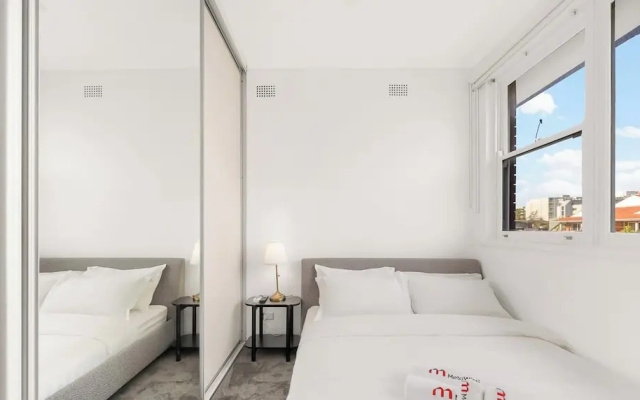 Metawise 2BR Apt Steps to Brighton-le-sands Beach – Guest Rooms – Sydney