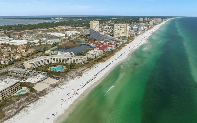 Fun In The Sun! Crescent at Miramar - Gulf Front+beach Chairs