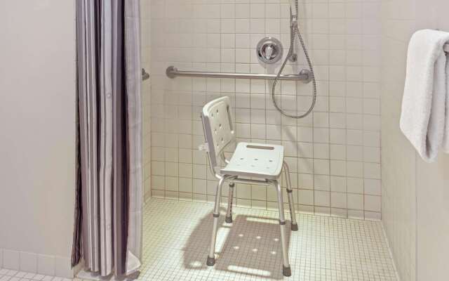 La Quinta Inn & Suites by Wyndham Milwaukee Delafield