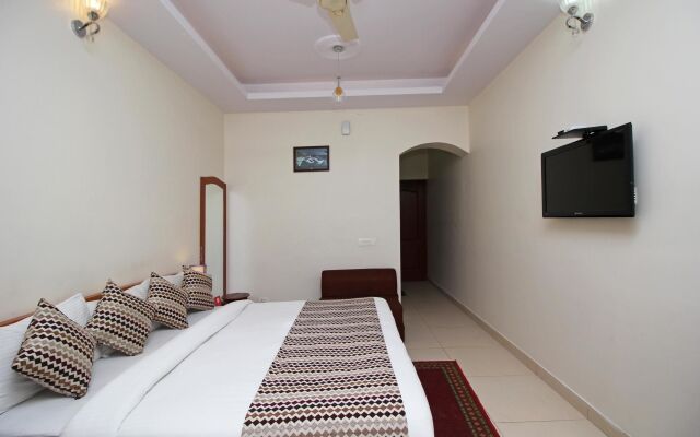 OYO 4756 Hotel Apple Inn