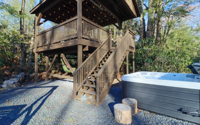 Creekside Tannersville Cabin: 2 Acres & Hot Tub!