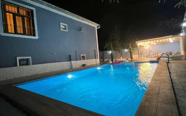 Cozy House With Swimming Pool Near City Center