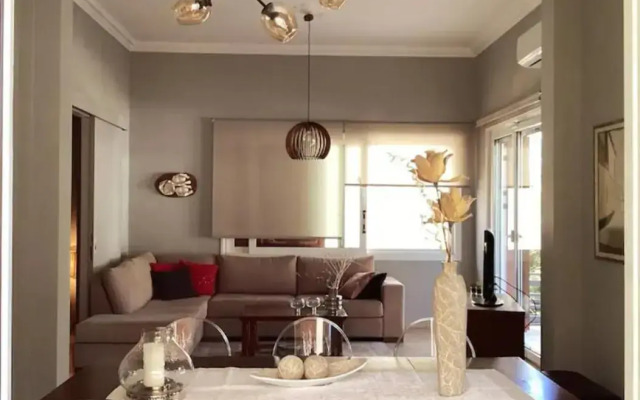 Bright 2bd apt, garden view & parking - Glyfada