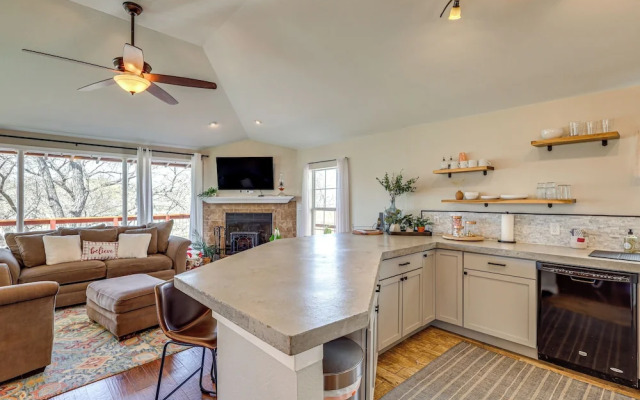 Creekside Cottage w/ Deck & Hot Tub in Belton