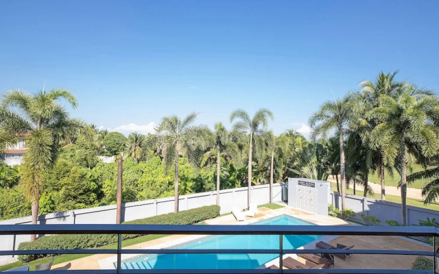 Designer 3BR Pool Access Villa Argent 8