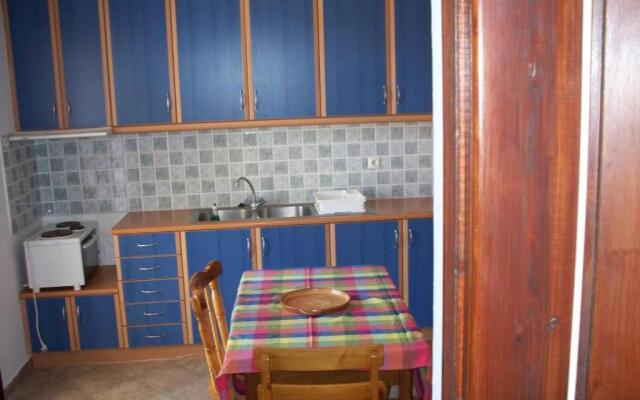 LALAROUS Studios & Apartments