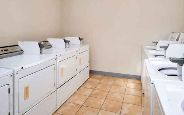 Econo Lodge & Suites