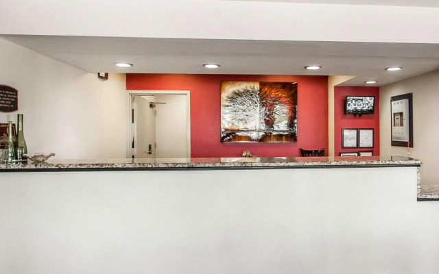 Econo Lodge Inn & Suites