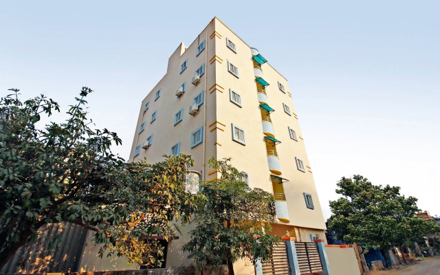 OYO 30151 Golden Hive