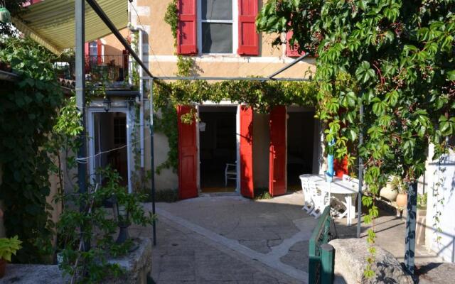 St Jean du Gard : Spacious Apartment with Use of Pool