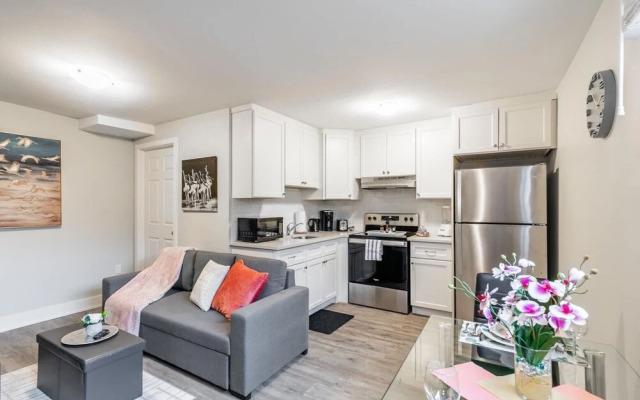 Upscale 2BR With King Bed-prime Location