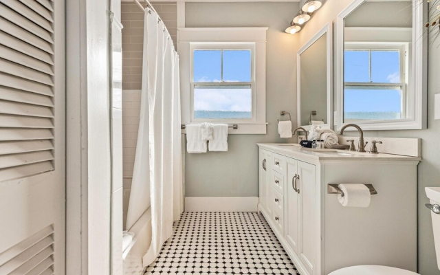 Beach Bungalow Dog-friendly w Private Hot Tub