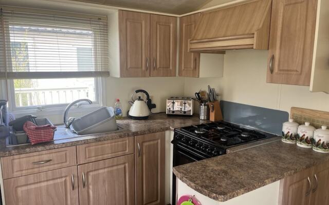 Delightful 3 Bedroom Caravan With Decking Heacham